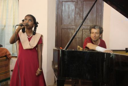 Kanyakumari Ecole pour enfant aveugle - Une petite fille chante un chant indien et Marc l'accompagne au piano