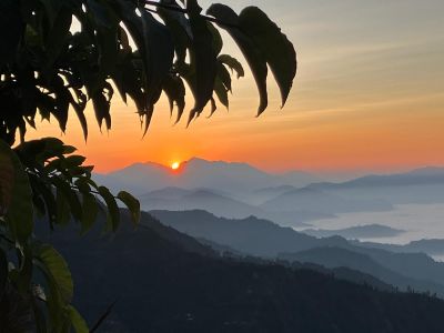 J21-02 Le soleil apparaît dans une splendeur infinie pour saluer notre départ. Gratitude pour ces cadeaux