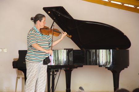 Annadana Farm - Catherine au violon