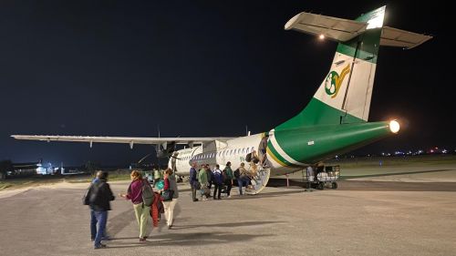 J21-09 L'avion intérieur sur la piste de Lumbini pour rentrer à Katmandou