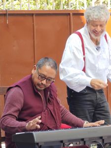 J02-04 Même les professeurs sont invités à jouer