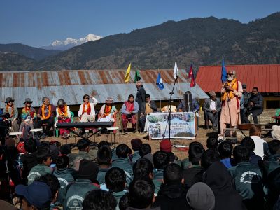J18-10 Arrivés à l'école, Ramchandra fait une petite introduction