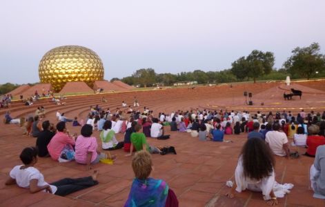 Matrimandir - Le concert dans l'amphithéâtre commence à la tombée du jour....