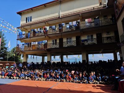 J02-02 Arrivée dans la cour du pensionnat