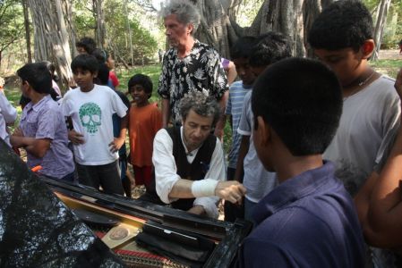 Les enfants s'approchent du piano