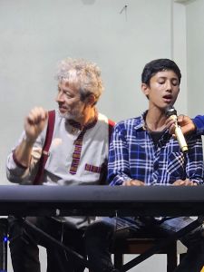 J02-11 Prestation piano-voix d'un jeune de l'ashram