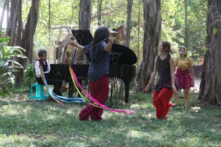 Manon aux bolas, Camille danse, Marc accompagne au piano