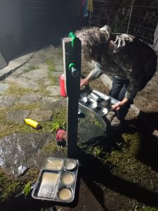 J16-13 La vaisselle se fait aussi de façon artisanale