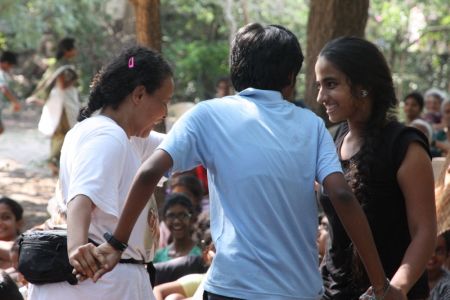 Evelyne invite des indiens à danser