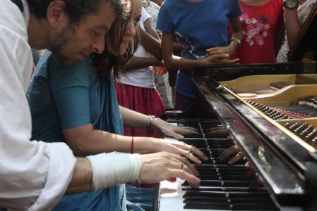 Une française s'installe au piano en fin de concert et se lance dans une impro