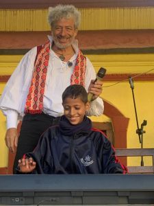 J02-08 Un jeune garçon découvre le piano