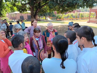 J10-07 Echanges sur le monde entre les caravaniers et les jeunes de l'ashram