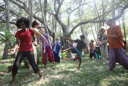 Au son du piano, les indiens et les Caravaniers viennent danser ensemble