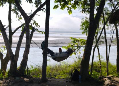 J13-09 Au bord de la rivière longeant le lodge 2