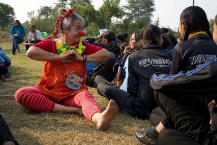 J15-15 Ils.elles amènent le sourire sur les visages des enfants
