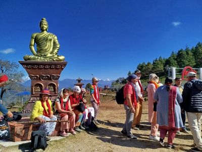 J18-08 Accueil dans le petit parc de Malika