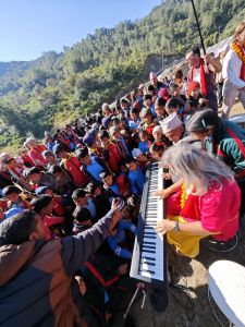 J18-11 Les enfants envahissent la zone du piano