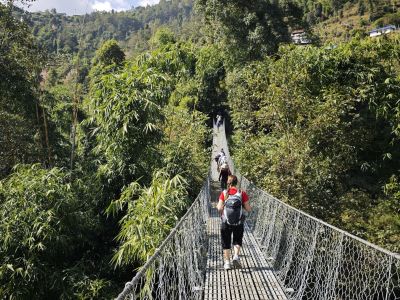 J17-02 Traversée d'un pont suspendu
