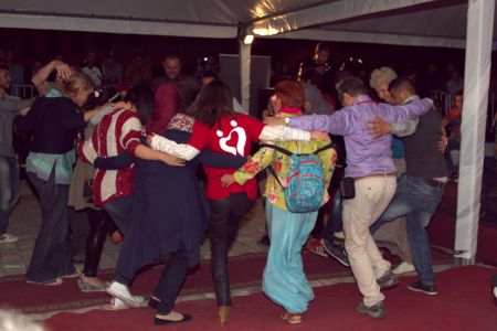 Caravaniers et tunisiens unis dans la danse