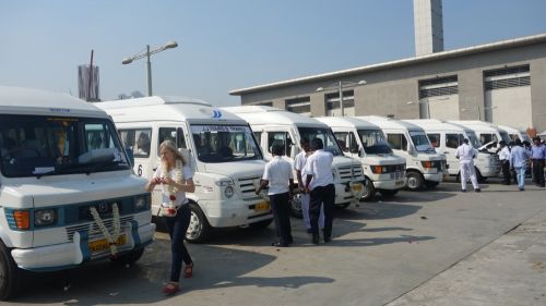 Les huit bus sont prêts pour l'aventure