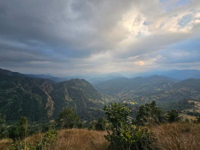 J16-11 Vue sur les montagnes environnantes
