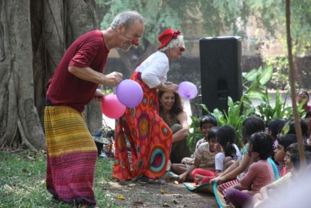 Soizic et Joseph amusent les enfants avec leur jeu de clown