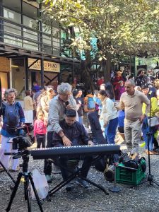 J03-02 Marc initie un client du marché au piano