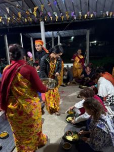 J12-18 Succulent repas servi par les mamas