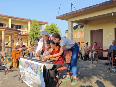 J13-11 Les enfants accrochent au piano