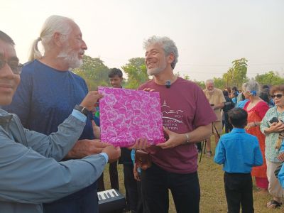 J15-17 Marc et Abel reçoivent un cadeau de l'école