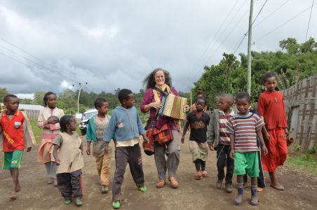 Chantal entraîne les enfants avec son accordéon