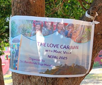 J10-01' Affiche de la Love Caravan