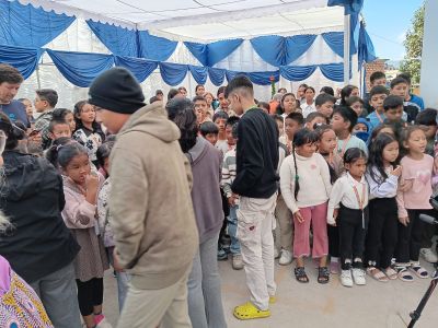 J02-05 La caravane est accueillie chaleureusement par les enfants