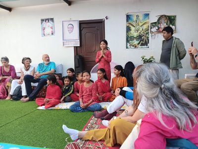 J03-06 Les petites filles nous accueillent en se présentant personnellement